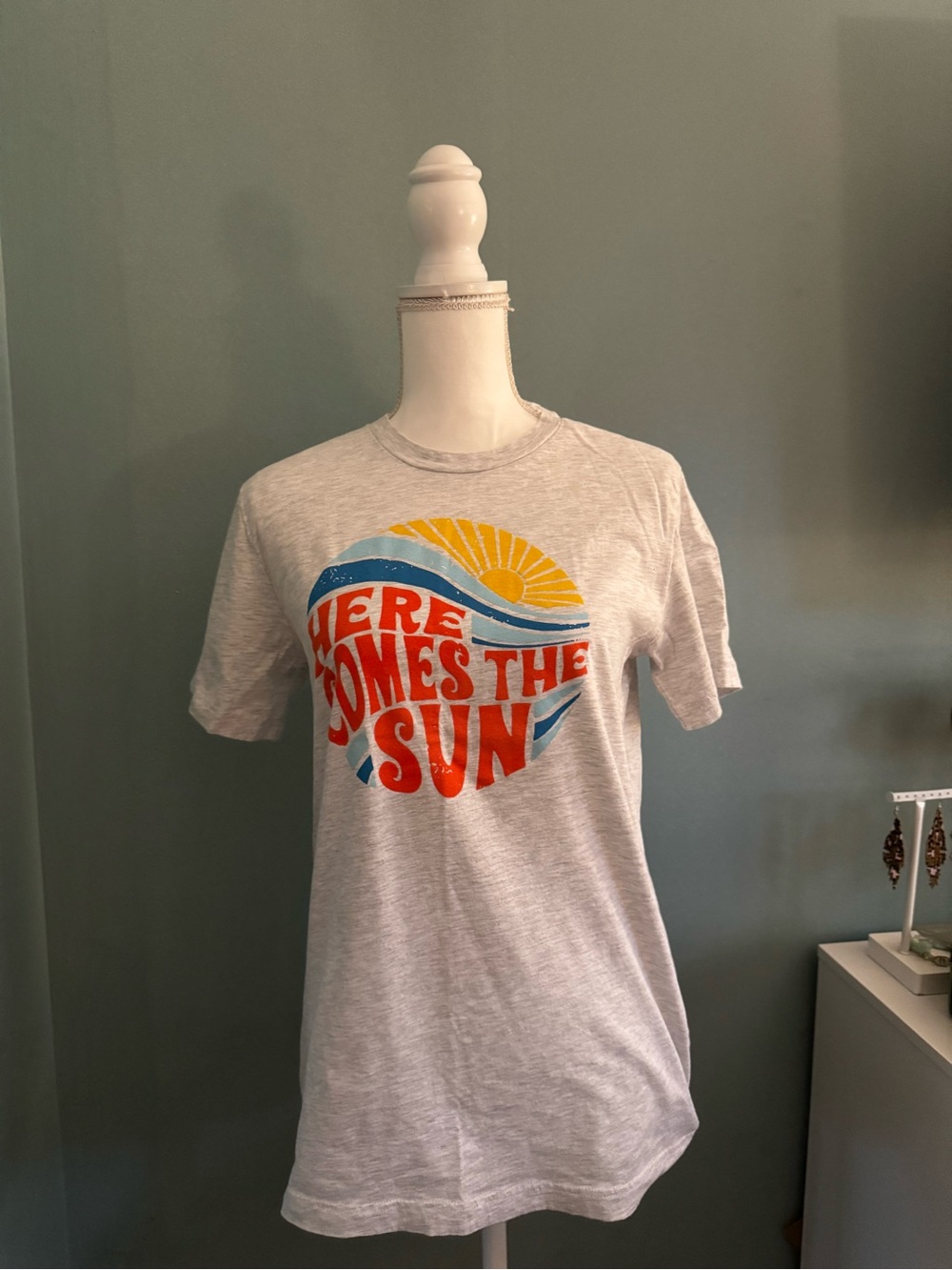 Boutique Graphic Tee Beatles Here Come the Sun Shirt Medium Gray EUC